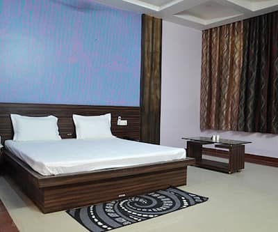 https://imgcld.yatra.com/ytimages/image/upload/t_hotel_yatra_city_desktop/v1453458728/Domestic Hotels/Hotels_Sikar/Hotel Galaxy Inn/Room_view_2.jpg